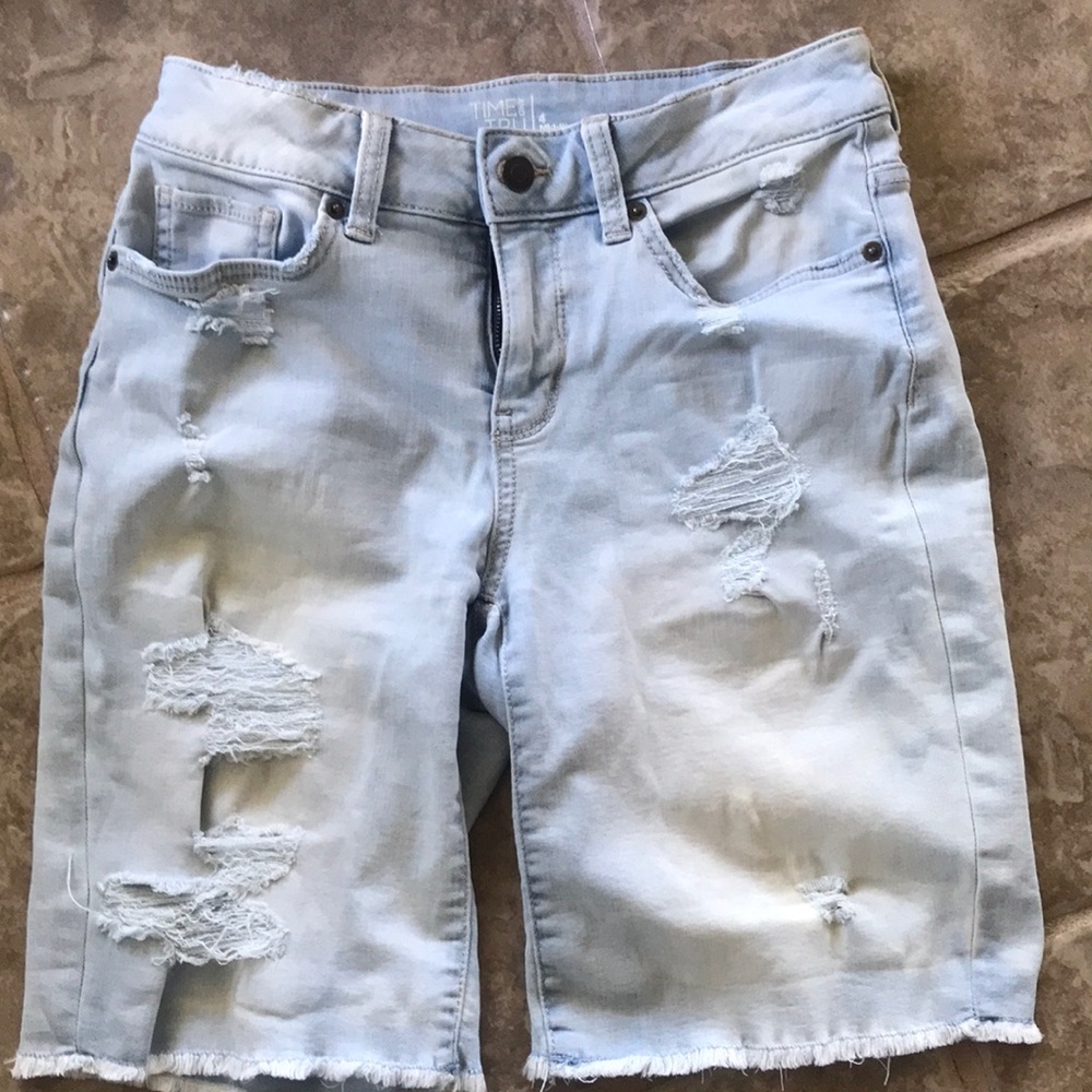 This is a womans Time and Tru brand bermuda short size 4.